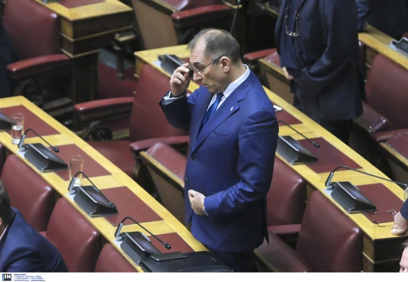 Δ.Καμμένος: Εκανε τον σταυρό του, έβαλε το χέρι στην καρδιά και ψήφισε… – Mαζικές παραιτήσεις στους ΑΝ.ΕΛ μετά την επική κωλοτούμπα Π.Καμμένου